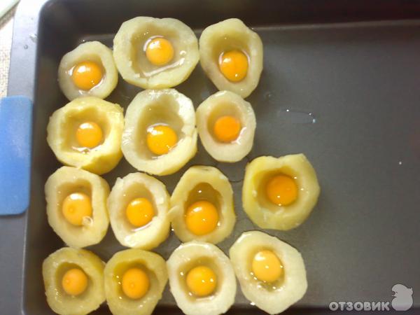 Картофель, запеченный с перепелиными яйцами фото
