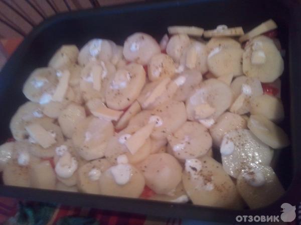 Рецепт Картофель, запеченный с овощами, сыром и грибами в сметанном соусе фото