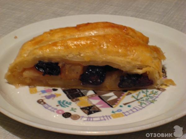 Рецепт Слоеный пирог с яблоками и изюмом фото