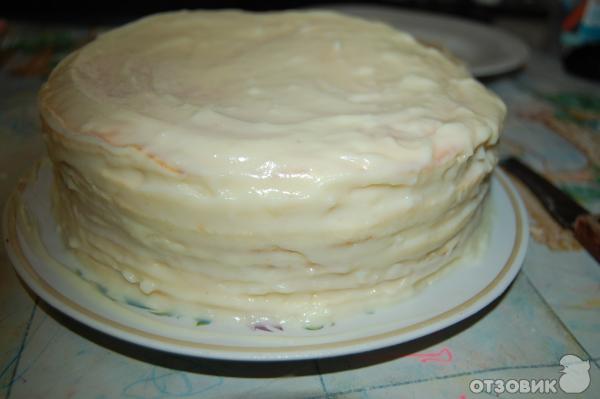 Промазываем асе коржи еще теплым кремом, верх и бока торта