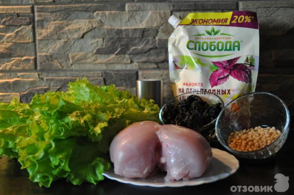 Салат с куриным филе и кедровыми орешками