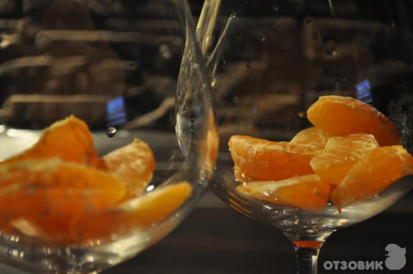 Приготовление фруктового желе из каркаде с дольками мандарина