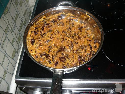Рецепт Морковь тушенная с черносливом и грецким орехом фото