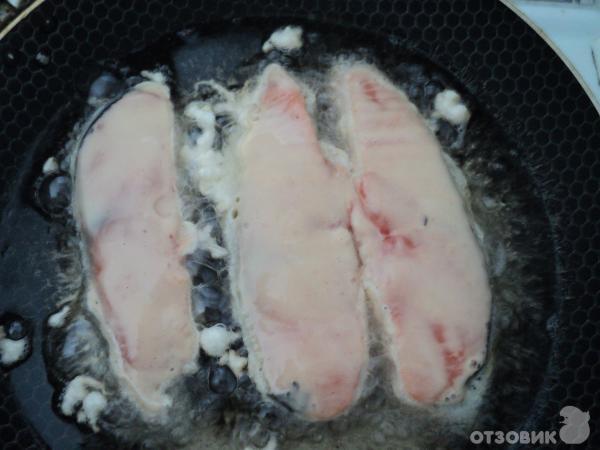 Жаренная рыба филе минтая в кляре на сковороде