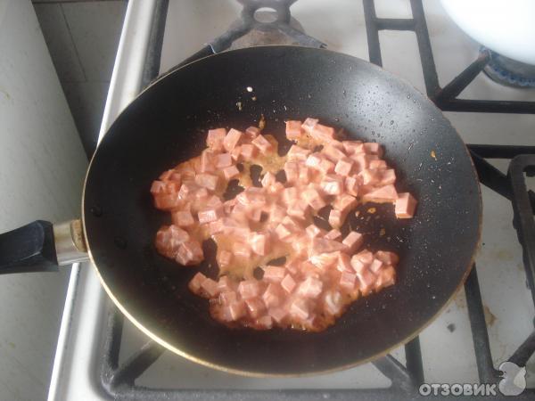 Рецепт Макароны с колбасой под соусом фото