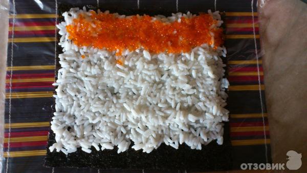 Рецепт суши с крабовыми палочками, икрой, сыром, огурцом и кунжутом фото