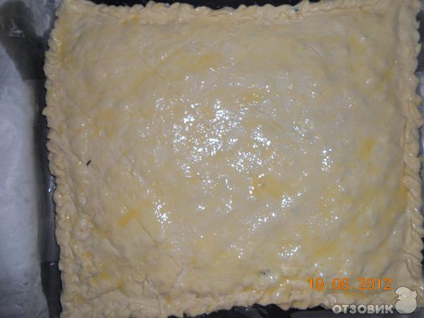 Рецепт Пирог из слоёного теста с луком и яйцом фото