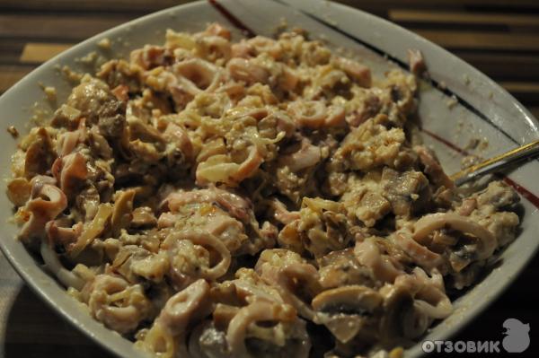 Салат «Пикантный» с кальмарами и грецкими орехами
