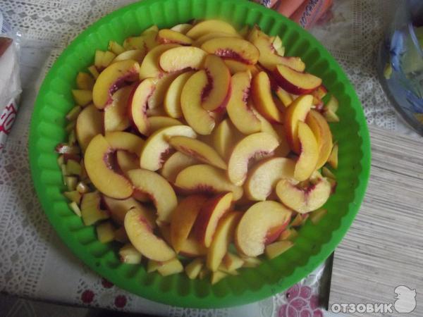 Рецепт Шарлотка с персиками, нектаринами и яблоками. фото
