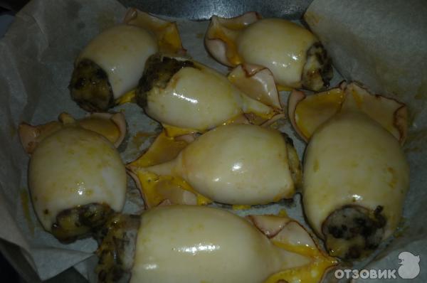 Кальмар, фаршированный яйцом и грибами