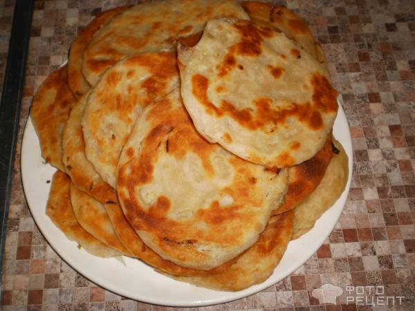 Рецепт Узбекские лепешки с луком слоеные фото