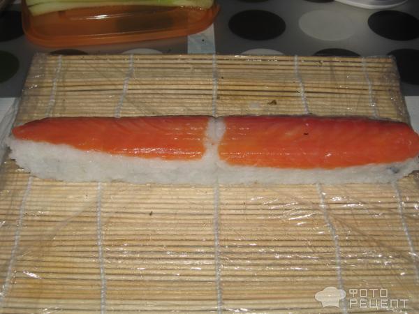 Рецепт Роллы с красной рыбой, огурцом и сыром фото