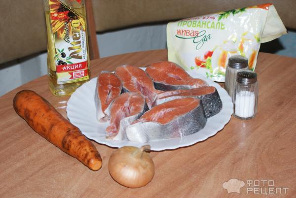 Горбуша, запеченная в духовке с морковью, луком, майонезом и сыром