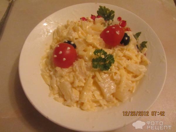 Рецепт Салат с ананасами, сыром и чесноком фото