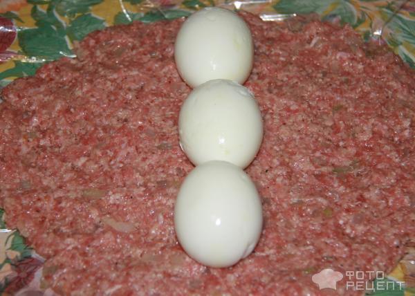 Рецепт Мясной рулет с яйцами и сыром фото