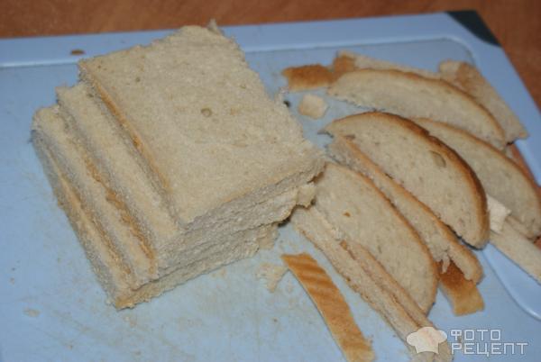 Рулетики из тостового хлеба с плавленым сыром обжаренные в беконе Рецепт