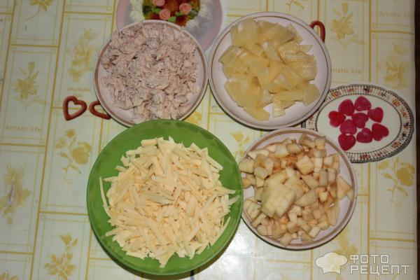 Салат с курицей, ананасом и грецким орехом
