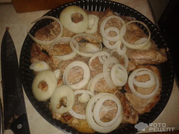 Рецепт Свиная отбивная с овощами, майонезом и сыром фото