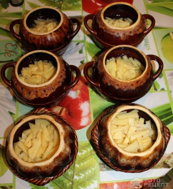Ароматное жаркое из курицы и грибов в сливочном соусе с картофелем (в горшочках)