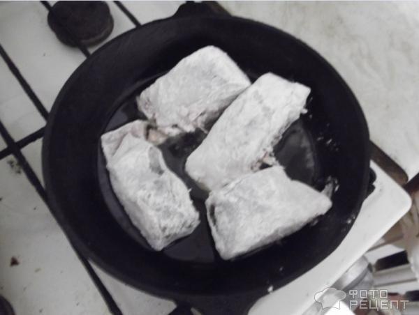 Рецепт Горбуша жареная, с пюре и капустным салатом фото