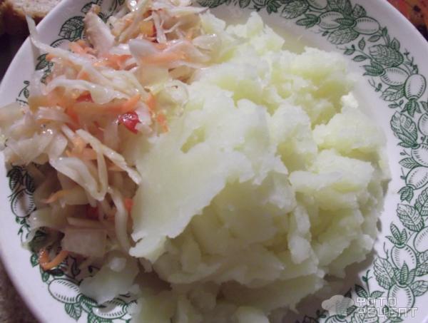 Рецепт Горбуша жареная, с пюре и капустным салатом фото