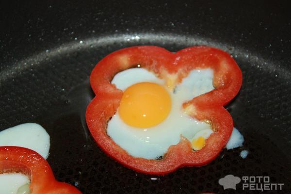 перепелиное яйцо в болгарском перце