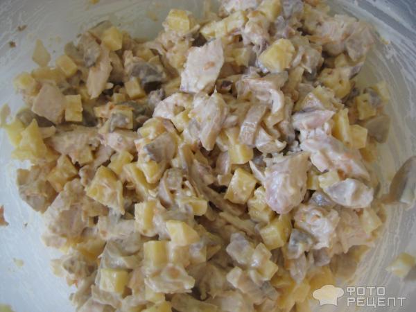 Рецепт Салат из куриной грудки, шампиньонов и сыра фото