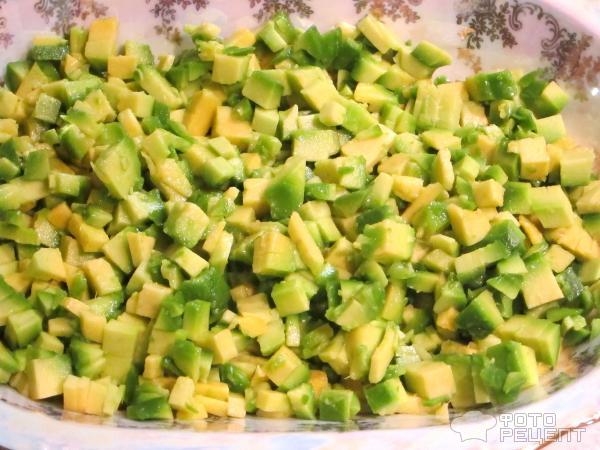 Салат с крабовыми палочками и авокадо — рецепт с фото пошагово