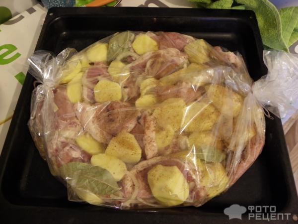 Рецепт: Свинина, запеченная с картофелем в рукаве фото