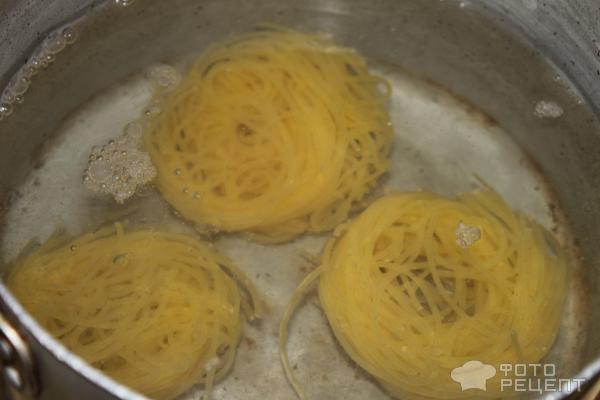 Рецепт Гнезда из макарон с фаршем фото