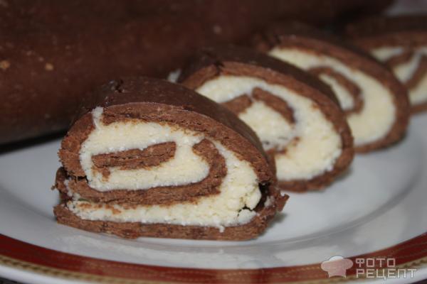 Рецепт Шоколадный рулет из печенья фото