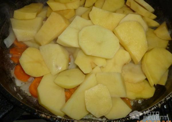 Жареная картошка с колбасками по-андалузски