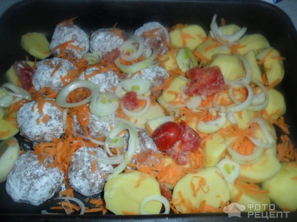 Рецепт Картофель и тефтели тушеные в духовке фото