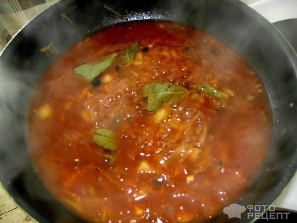 Рецепт Куриных бедер в овощном соусе из маслин с гарниром из запеченного картофеля фото