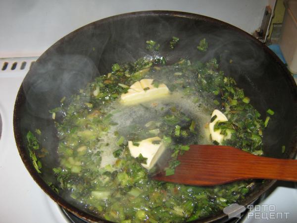 Рецепт рулета из дрожжевого теста с рисом, зеленым луком и яйцом фото
