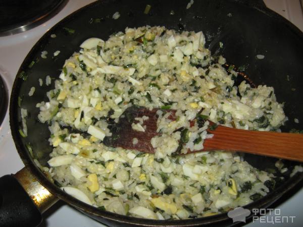 Рецепт рулета из дрожжевого теста с рисом, зеленым луком и яйцом фото