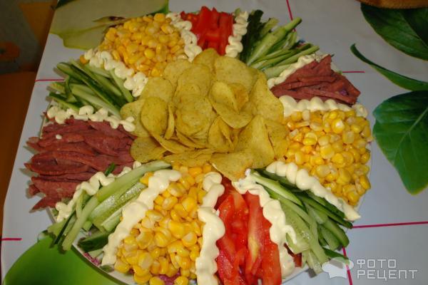 Салат «Ромашка» с крабовыми палочками и чипсами