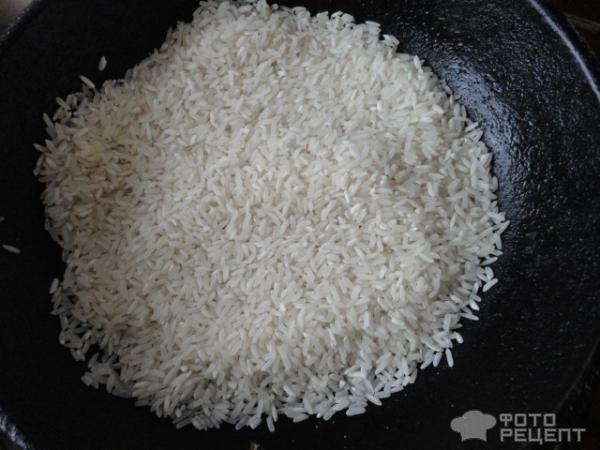 обжариваем рис на сковороде