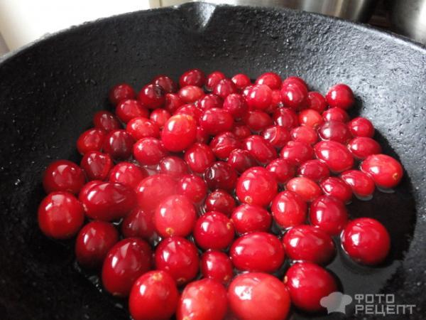 томим ягоды на сковороде