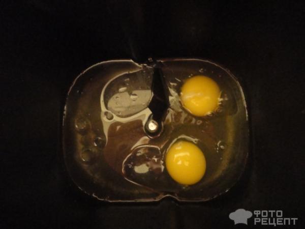 добавляем яйца