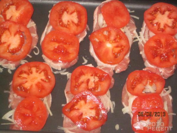 Рецепт Свинина, запечённая с помидорами и сыром фото