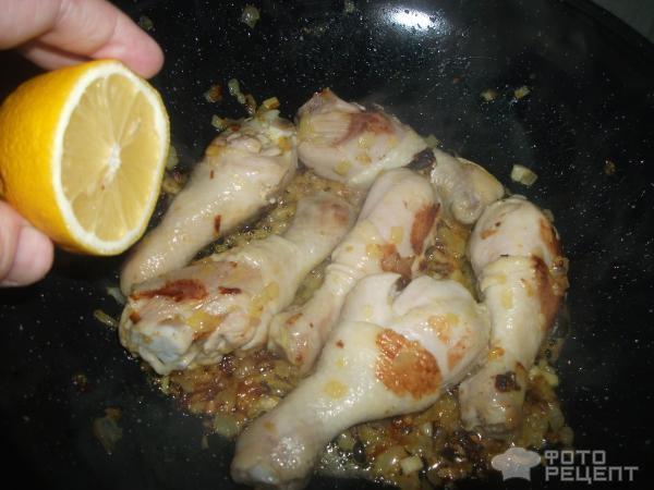 Куриные ножки обжаренные с чесноком и луком в лимонном соке по средиземноморски