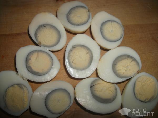 Яйца пасхальные фаршированные форелью и сыром Маскарпоне с укропом