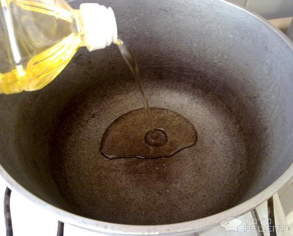 Наливаю растительное масло