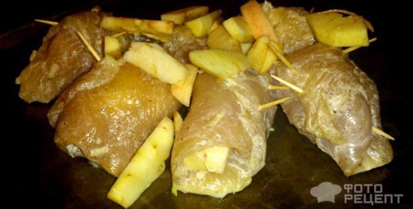 Рецепт Куриные рулетики с яблоками фото