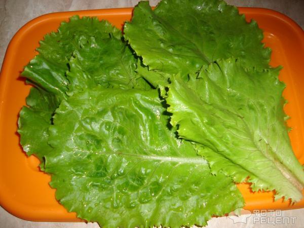 Рецепт Рулетики в салатных листьях фото
