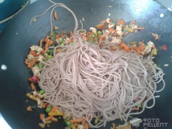 Рецепт Гречневая лапша с курицей и овощами в китайском стиле фото