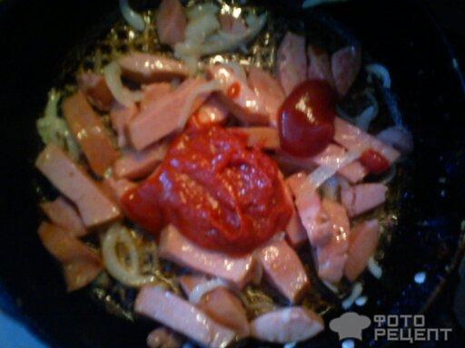 Рецепт Макароны с подливой из сосисок, томата и сыра фото