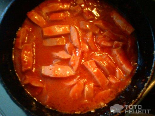 Рецепт Макароны с подливой из сосисок, томата и сыра фото