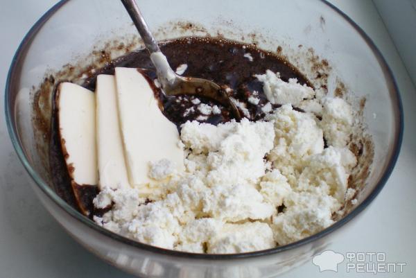 Рецепт творожного пирожного с кэробом и клубникой фото